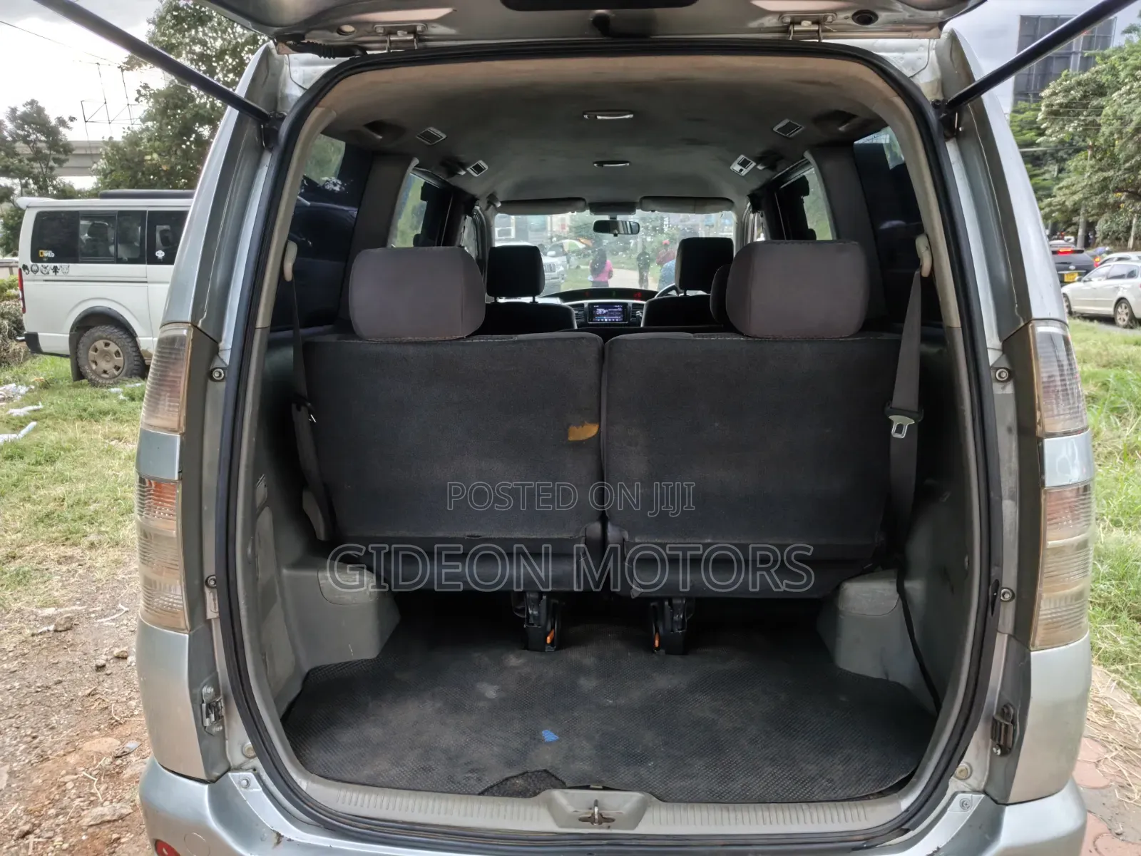 Toyota Voxy 2004 Silver