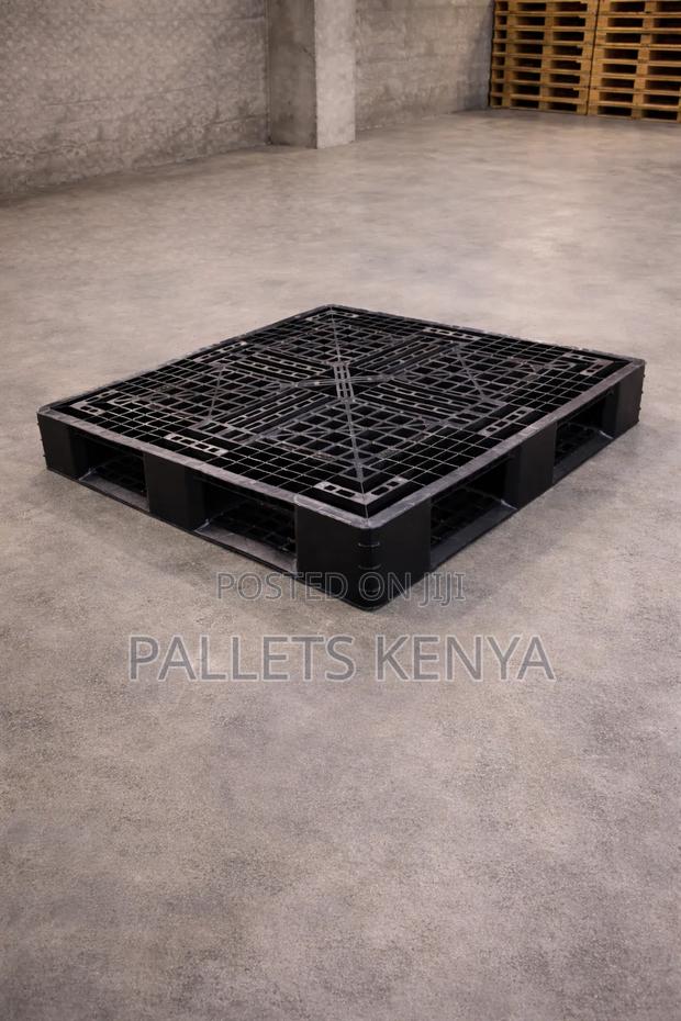Plastic Pallets- Heavy Duty Clean Quality Tough Industrial Strength.4