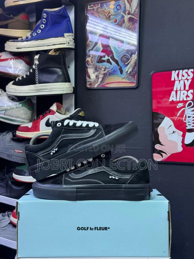Black Vans Old Skool Skate Sneakers - thumbnail 2