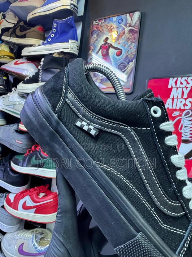 Black Vans Old Skool Skate Sneakers - thumbnail 3