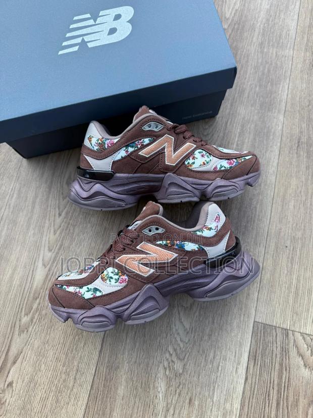 New Balance 9060
Atmos Pink Timeless Beauty
Sneakers