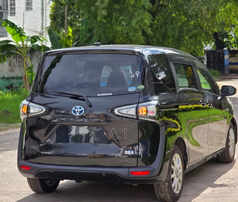 Toyota Sienta 1.5 Hybrid FWD (6-seater) 2020 Matt Black