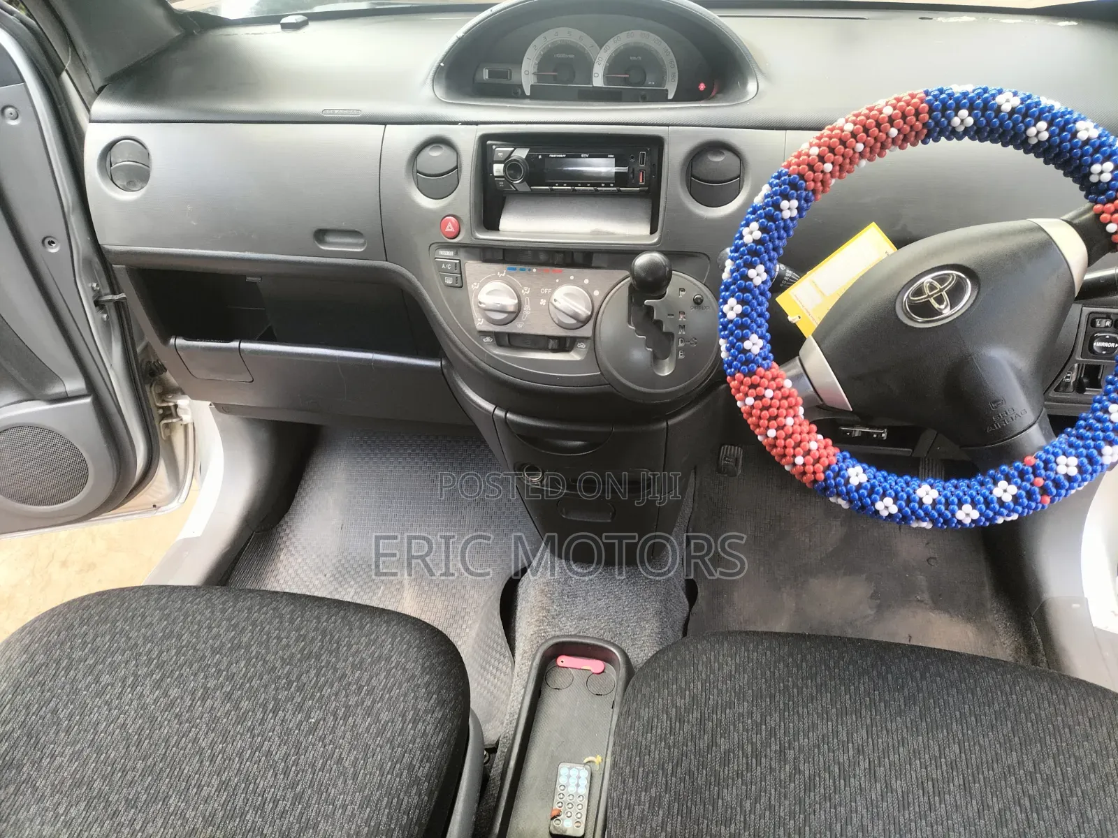 Toyota Sienta 2012 Silver