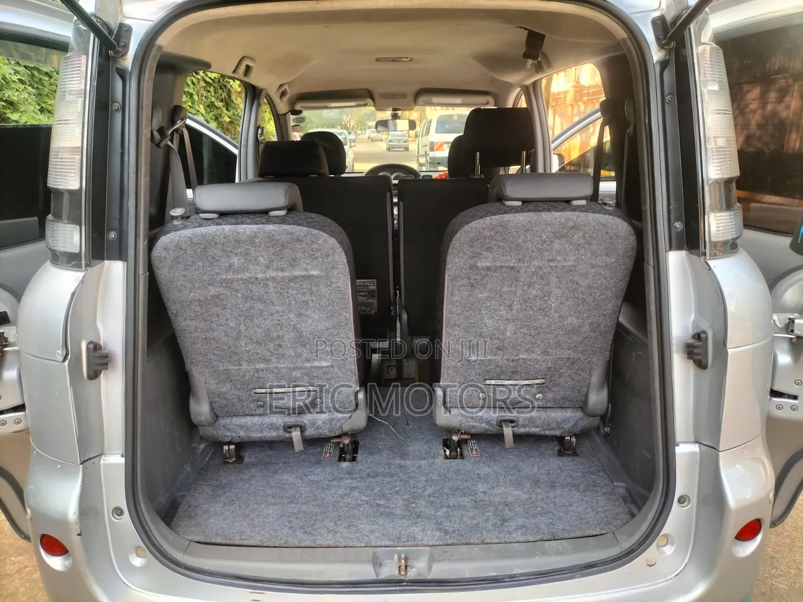 Toyota Sienta 2012 Silver