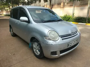 Toyota Sienta 2012 Silver