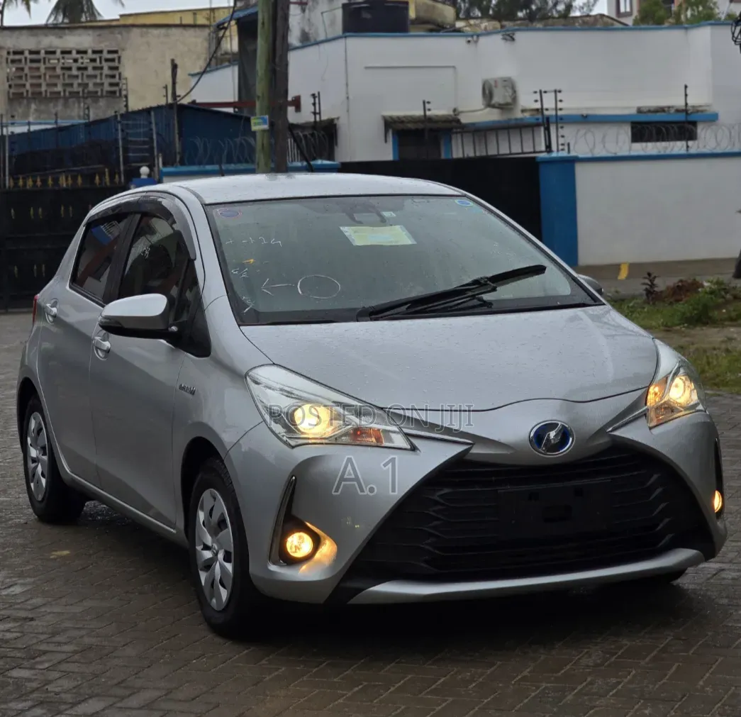 Toyota Vitz 1.5 FWD Hybrid 5dr 2019 Silver
