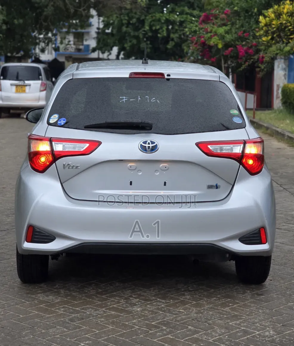 Toyota Vitz 1.5 FWD Hybrid 5dr 2019 Silver