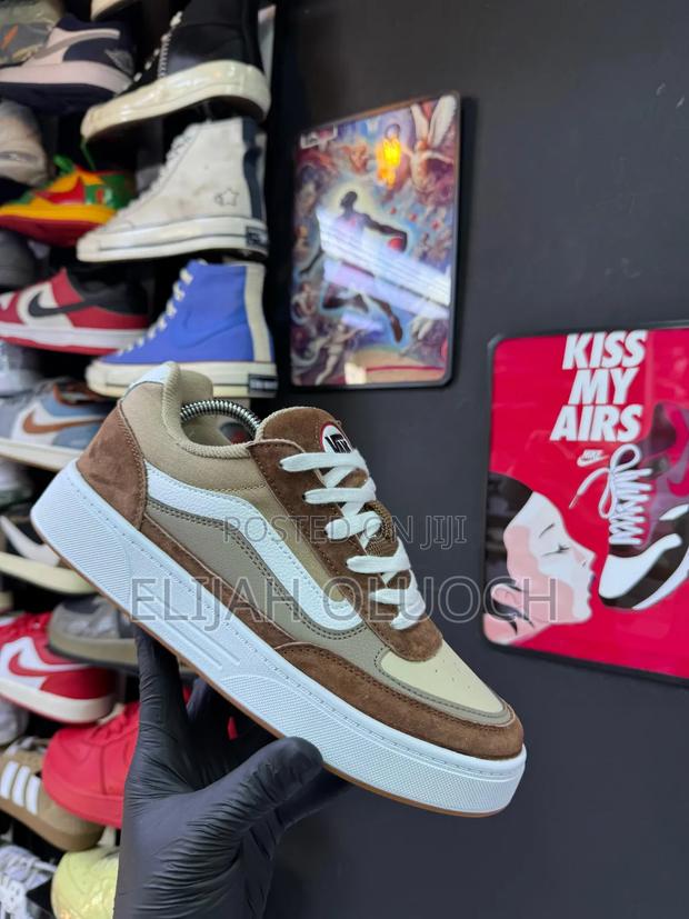 Brown Vans Hylane Nineties.
Sizes : _39 40 41 42 43 44 45