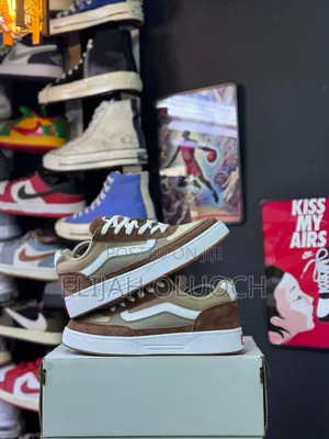 Brown Vans Hylane Nineties.
Sizes : _39 40 41 42 43 44 45