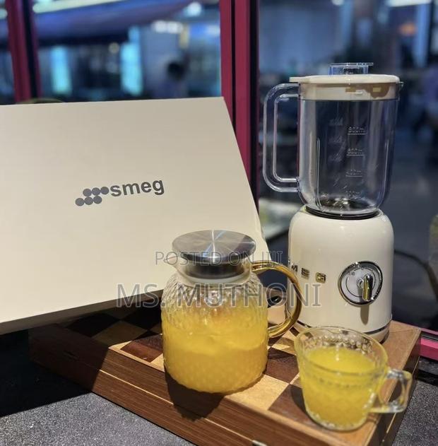 Smeg Blf03 Retro-Style Blender in Cream.