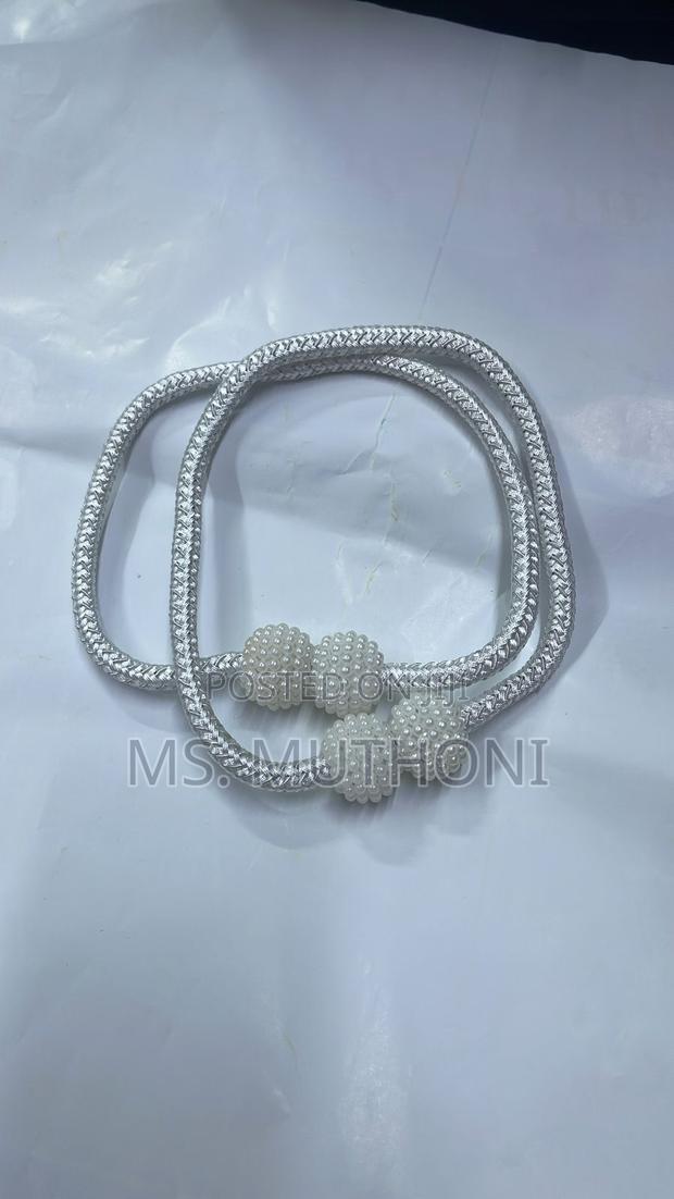 A Pair Magnetic Curtains Holders With Pearls* - thumbnail 4