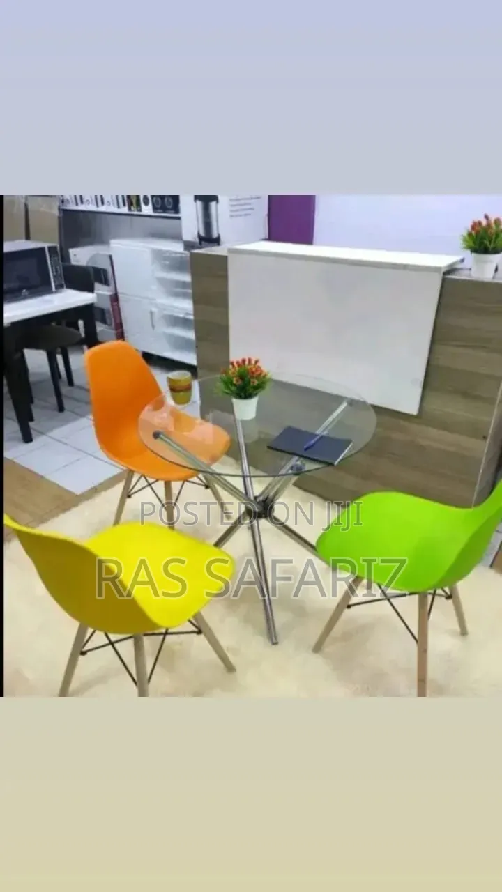 Aemes Chairs With Around Table