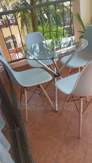 Aemes Chairs With Around Table