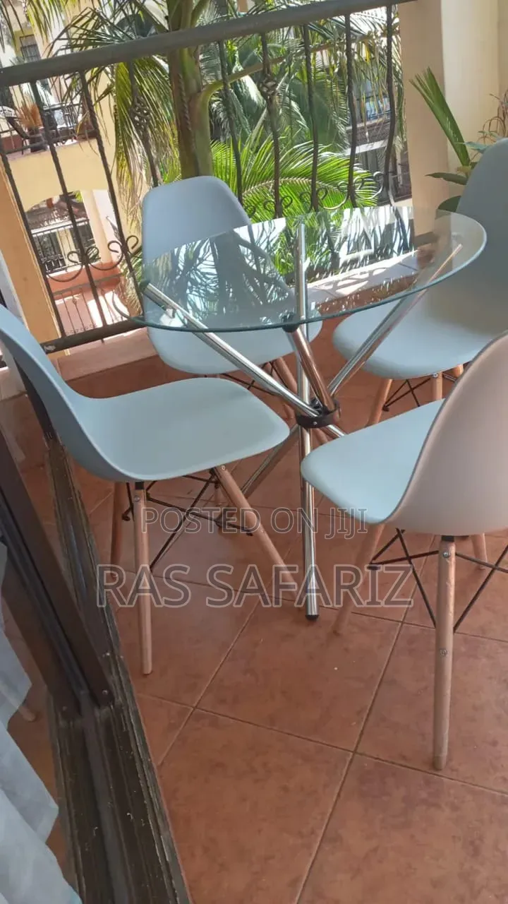 Aemes Chairs With Around Table
