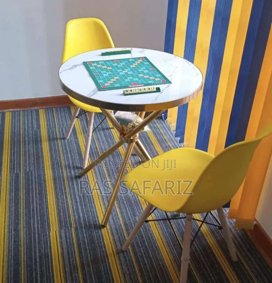 Aemes Chairs With Around Table