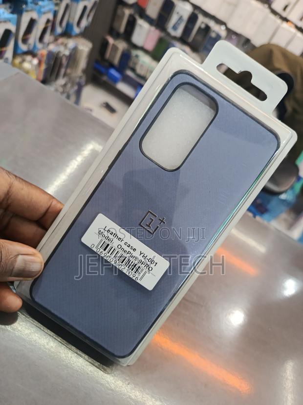 This Is a Blue Leather Case for the Oneplus 9 Pro Phone - thumbnail 2
