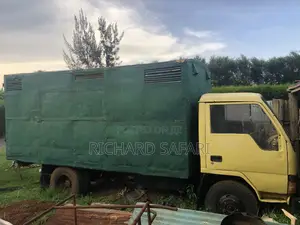 Mitsubishi Canter 2000 Yellow