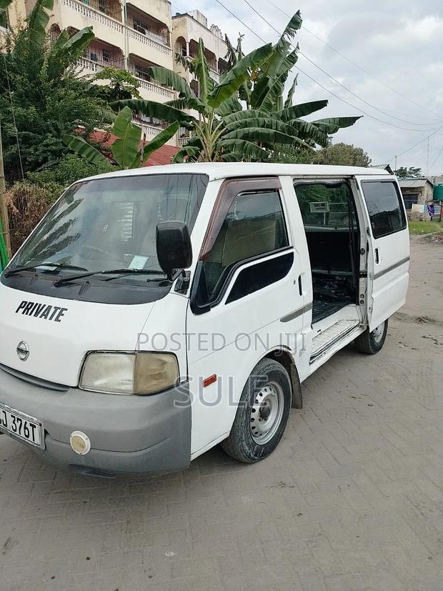 Nissan Vanette 2010 White - main view