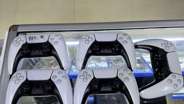 Mint Condition Ex Uk Ps5 Pads - thumbnail 2