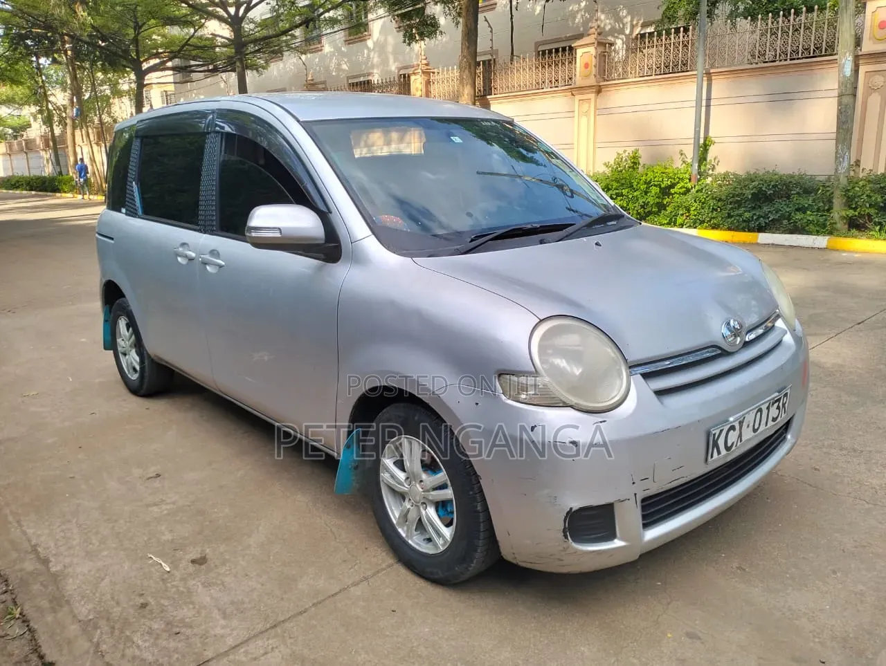Toyota Sienta 1.5 FWD 2012 Silver