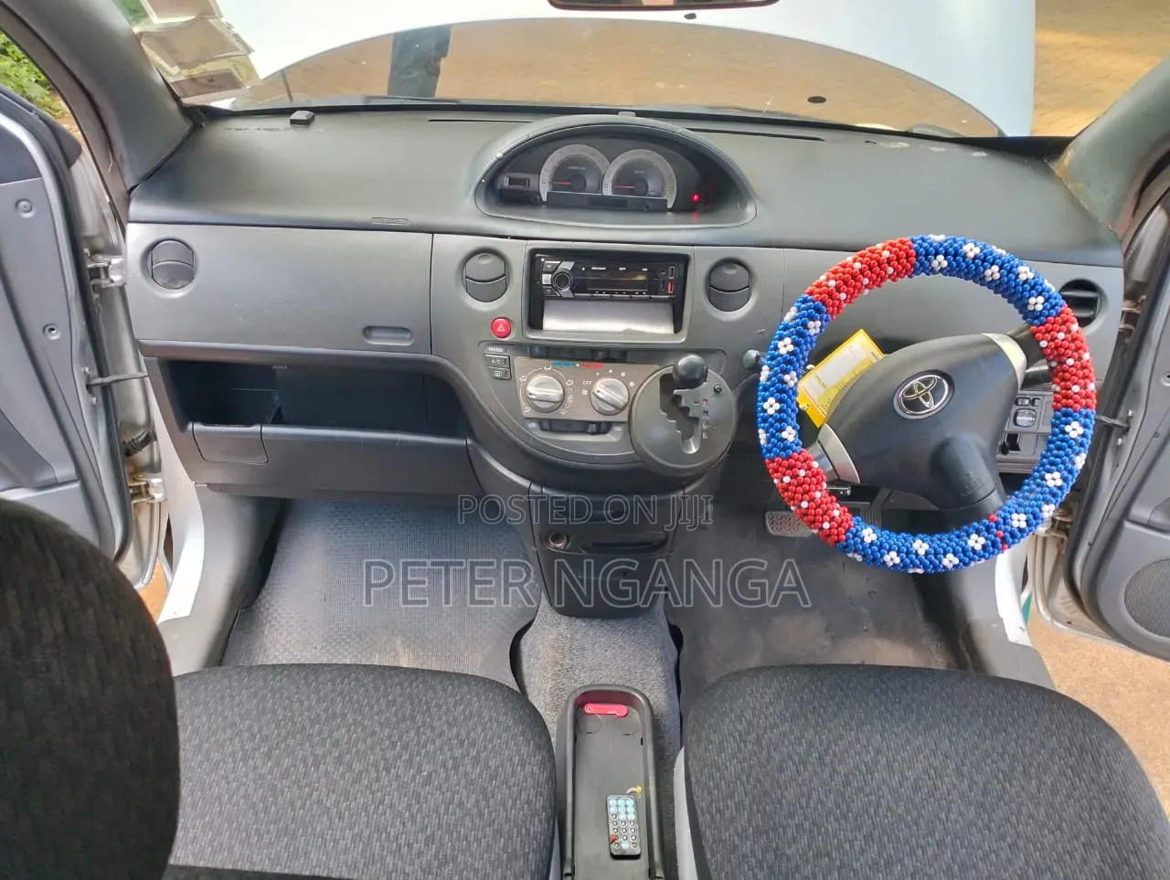Toyota Sienta 1.5 FWD 2012 Silver