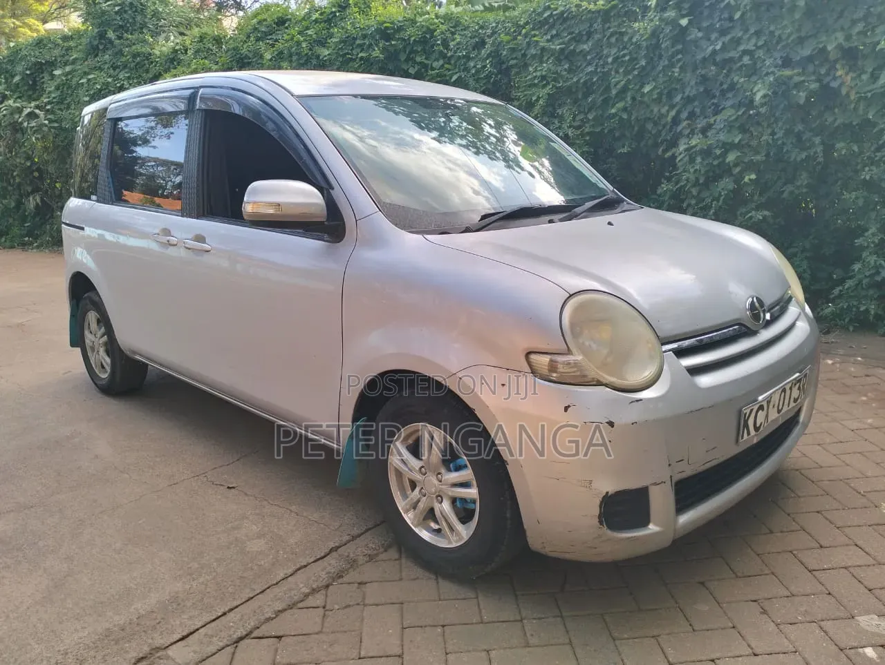 Toyota Sienta 1.5 FWD 2012 Silver