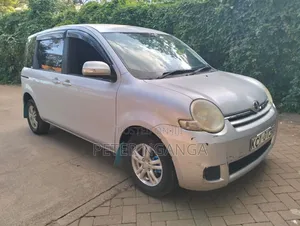 Toyota Sienta 1.5 FWD 2012 Silver
