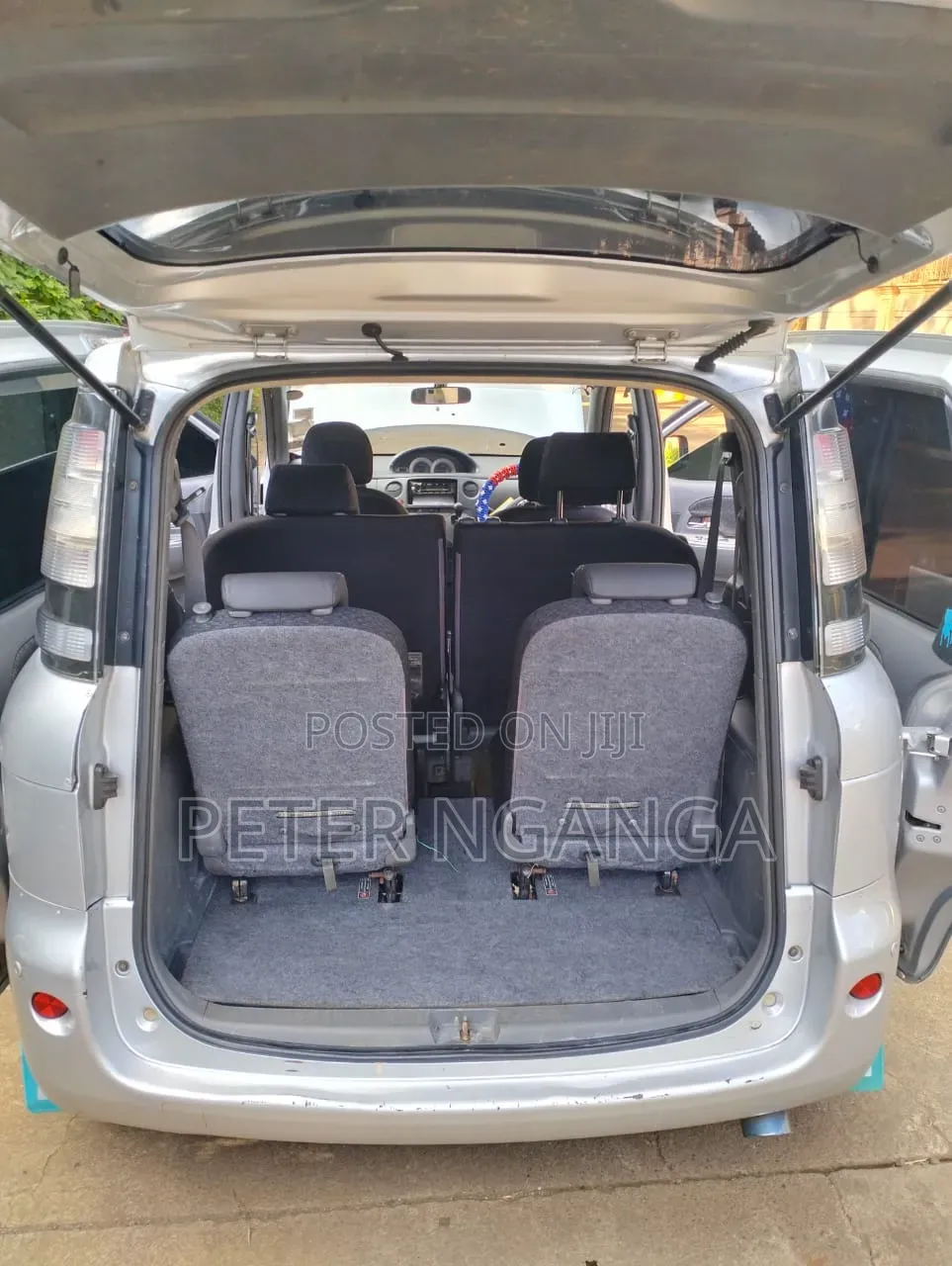 Toyota Sienta 1.5 FWD 2012 Silver