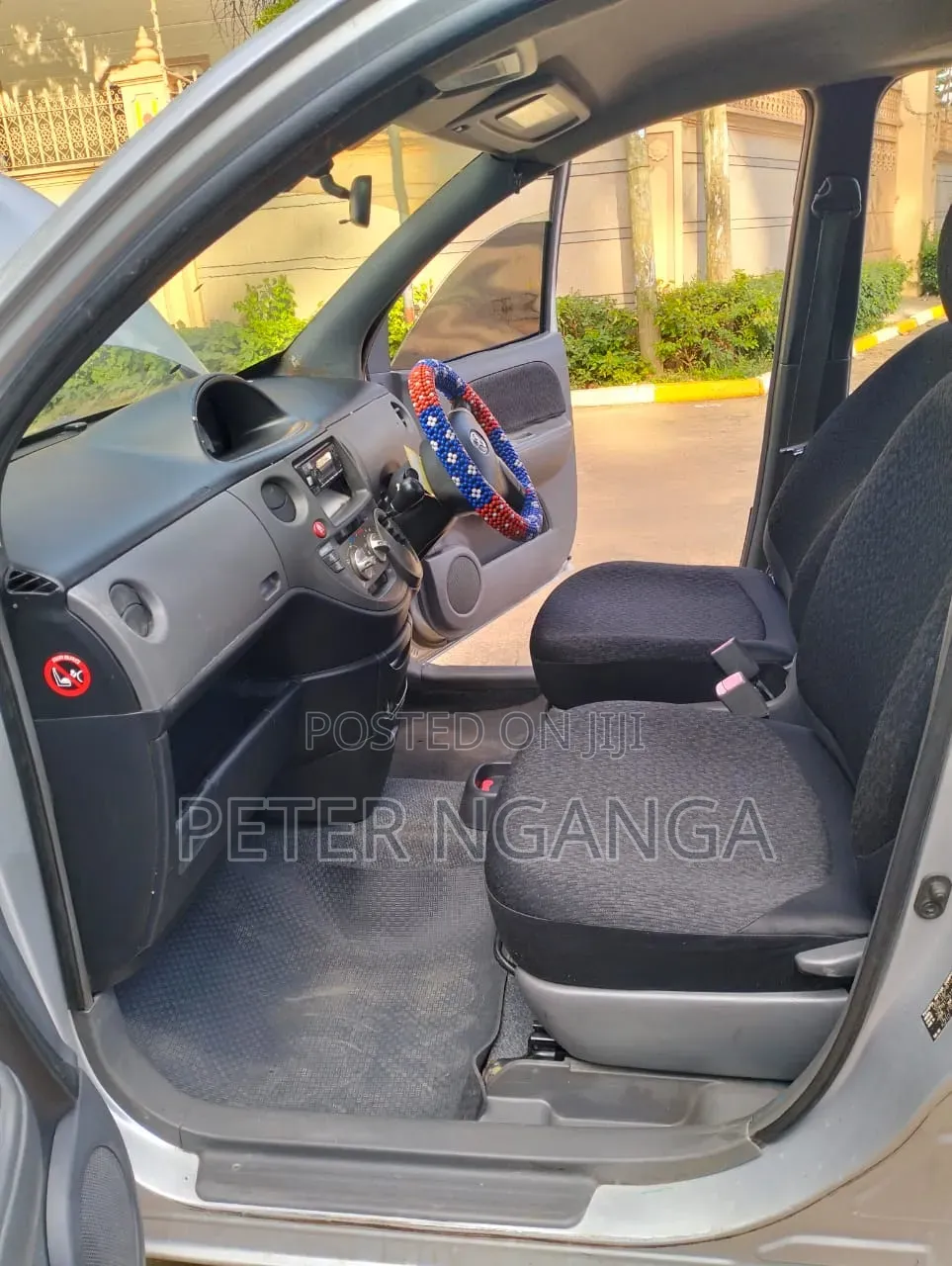 Toyota Sienta 1.5 FWD 2012 Silver