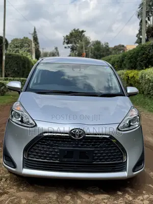 Toyota Sienta 2019 Silver