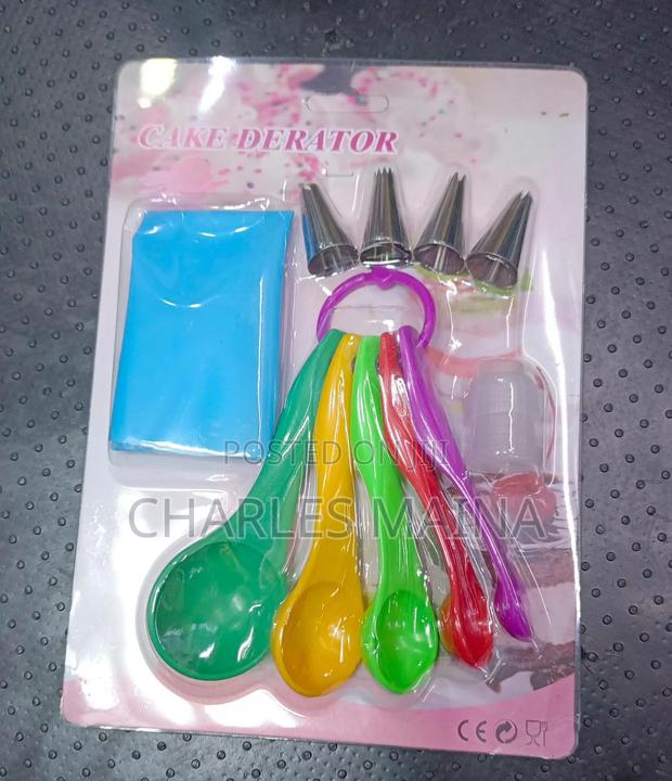 Cake Decorator With Measuring Spoons - main view