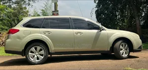 Subaru Outback 2.5i 2010 Gold