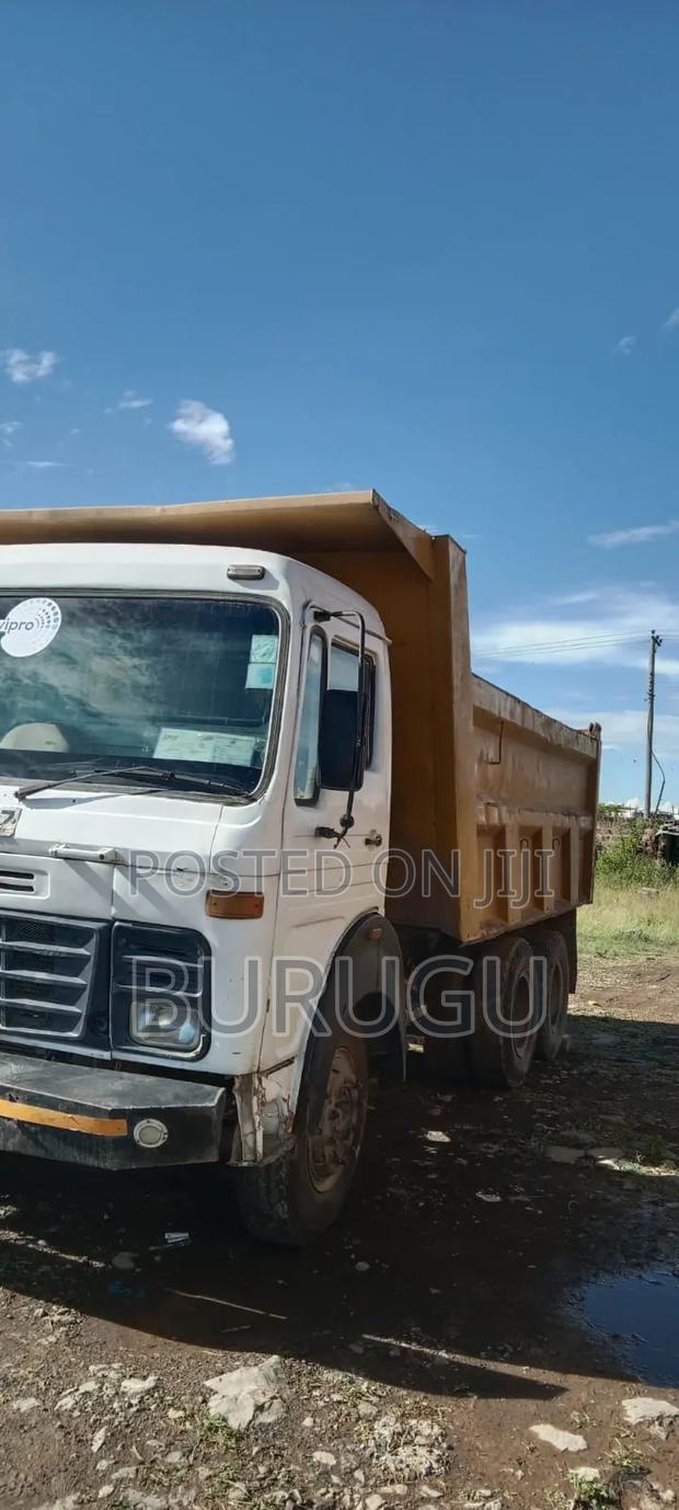 Tata Tipper KBQ 2011 White - thumbnail 2