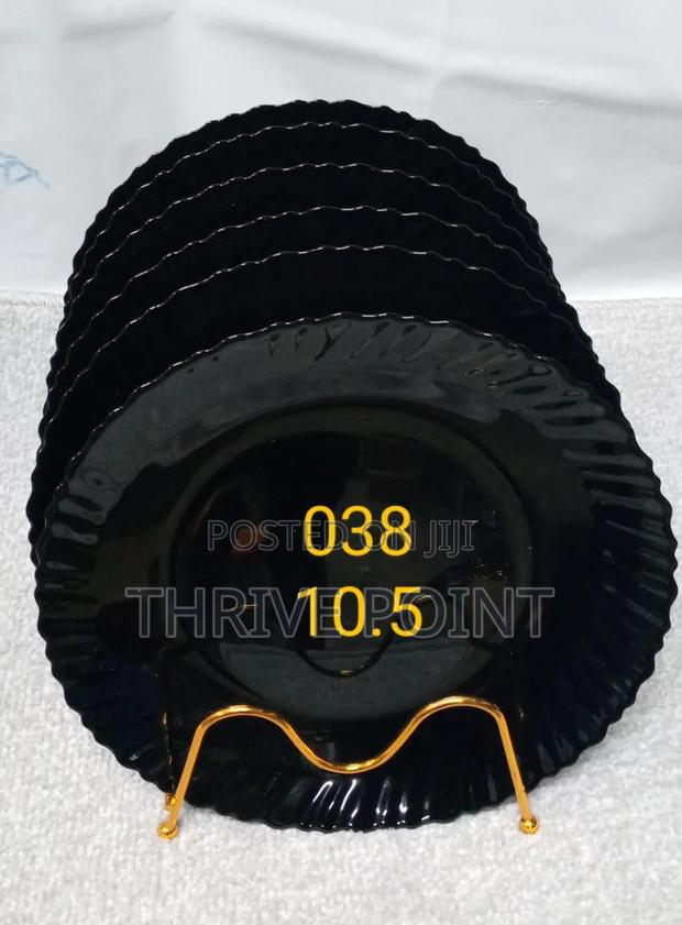 Black Plate Round - main view