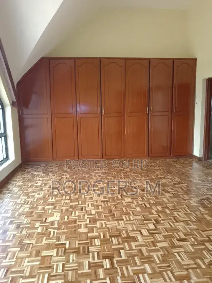 5bdrm Townhouse / Terrace in Raphta Road Area for rent