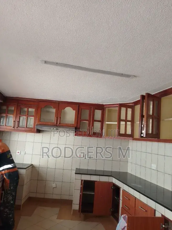 5bdrm Townhouse / Terrace in Raphta Road Area for rent