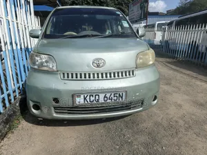 Toyota Porte 2011 Green