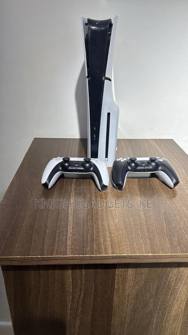 Ps 5 Slim Disc + Two Controllers 