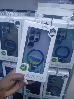 Samsung Galaxy S25 Ultra in a Clear Design With a Blue Magnetic Ring