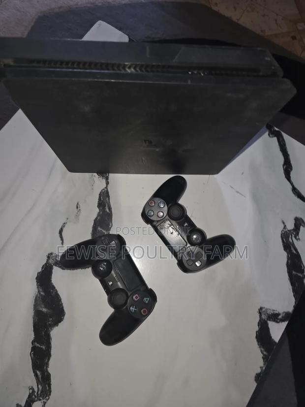 Chipped Ps 4 Slim - thumbnail 5