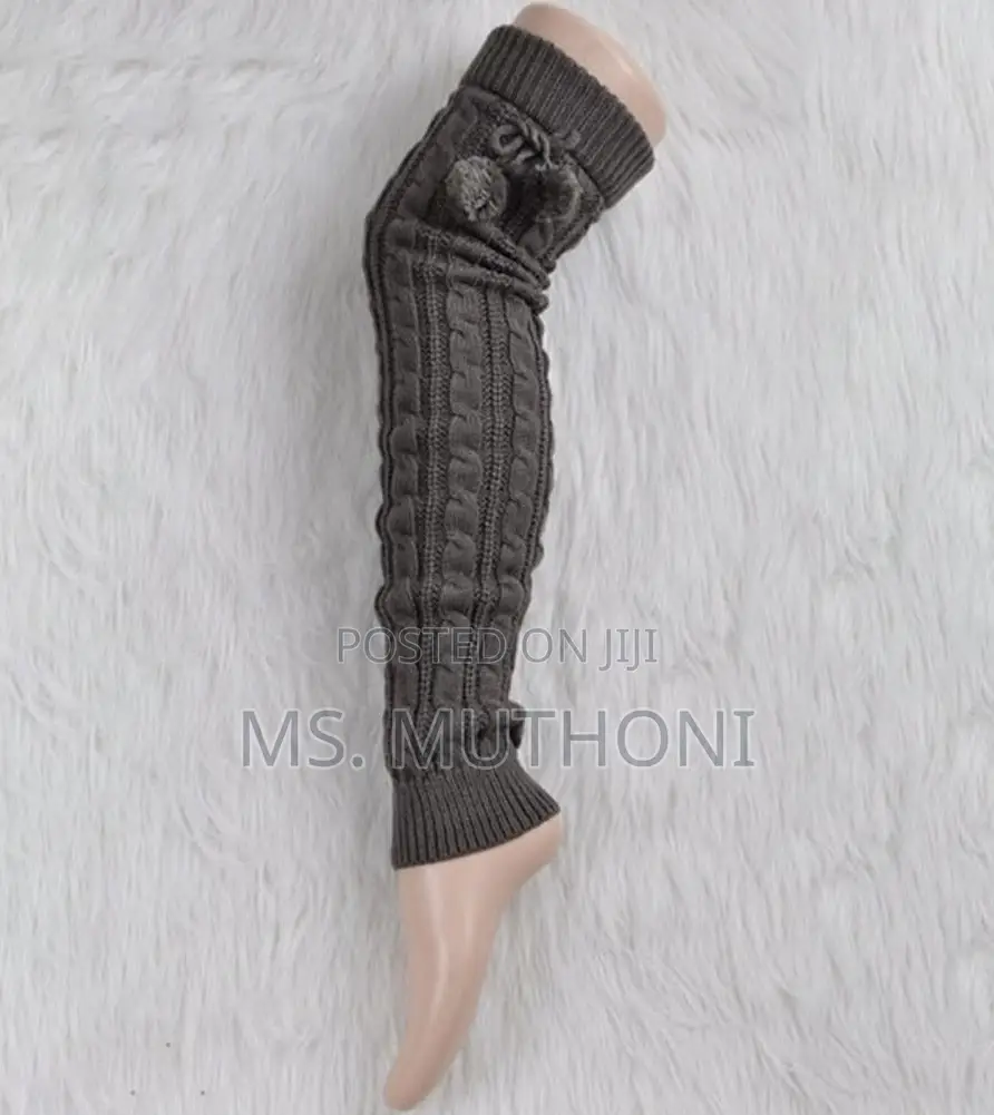 Cable-Knit Leg Warmers Featuring Decorative Pom-Poms and Ribbed Cuffs