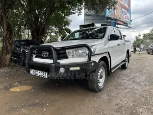 Toyota Hilux 2021 White