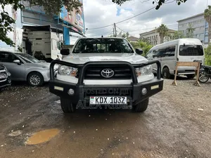 Toyota Hilux 2021 White
