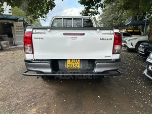 Toyota Hilux 2021 White