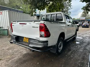 Toyota Hilux 2021 White