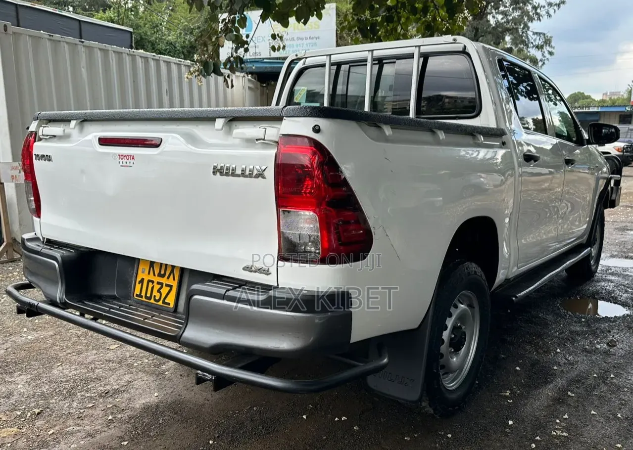 Toyota Hilux 2021 White
