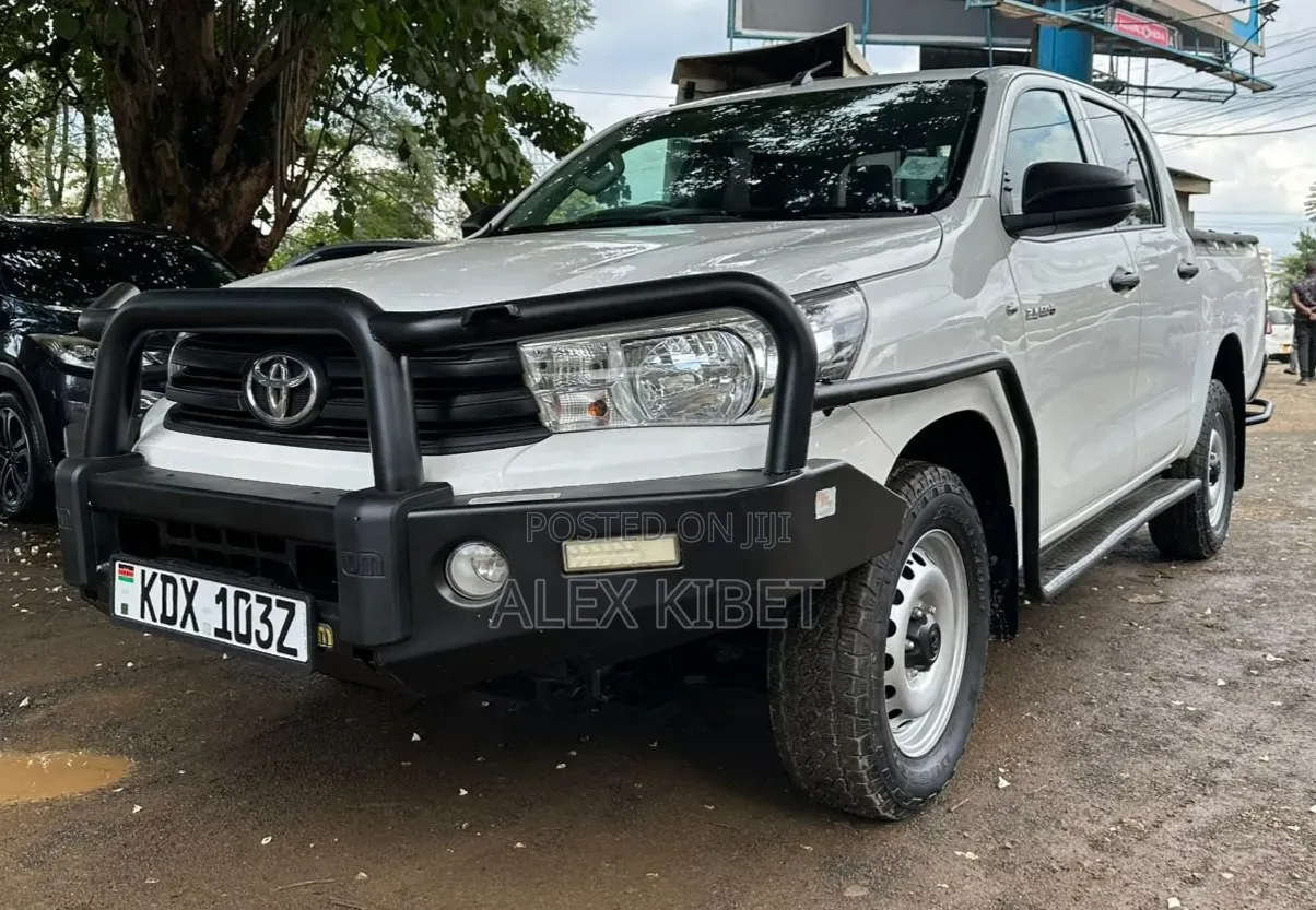 Toyota Hilux 2021 White
