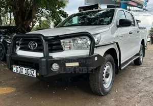 Toyota Hilux 2021 White