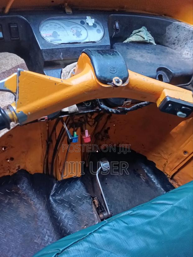 Piaggio Scooter 2018 Yellow - thumbnail 10