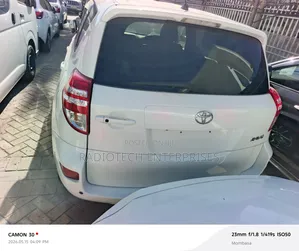 Toyota RAV4 LE AWD (2.5L 4cyl 6A) 2016 White